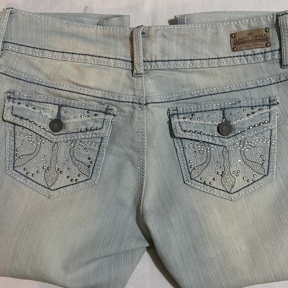 Almost Famous Distressed Style Light Wash Denim Capri with pockets - Picture 3 of 4